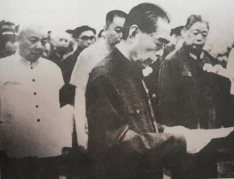 1975年，周总理在贺龙骨灰安放仪式上致悼词，他身后都是谁？哪位大神认识？
