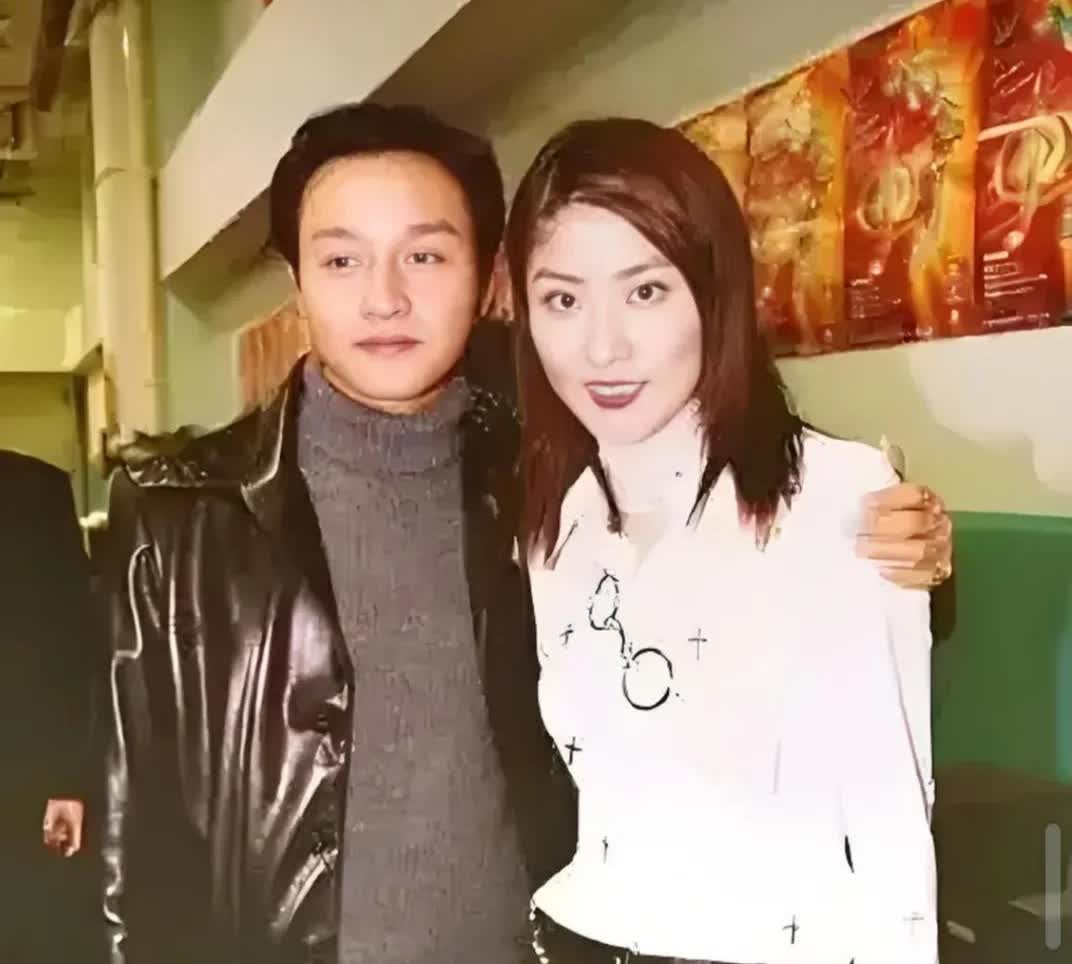 1993年某日深夜，香港无线电视台的录音棚里还亮着灯。刚录完节目的张国荣正准备离
