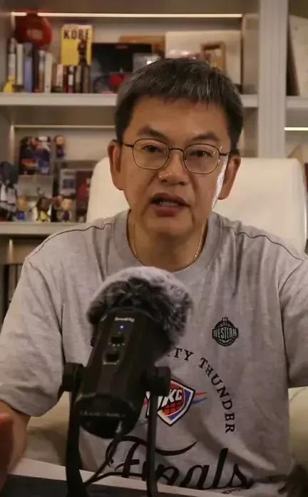 昨晚苏群直播间热度拉满，球迷逮着机会就抛出难题：孙铭徽为啥又无缘国家集训队？
苏
