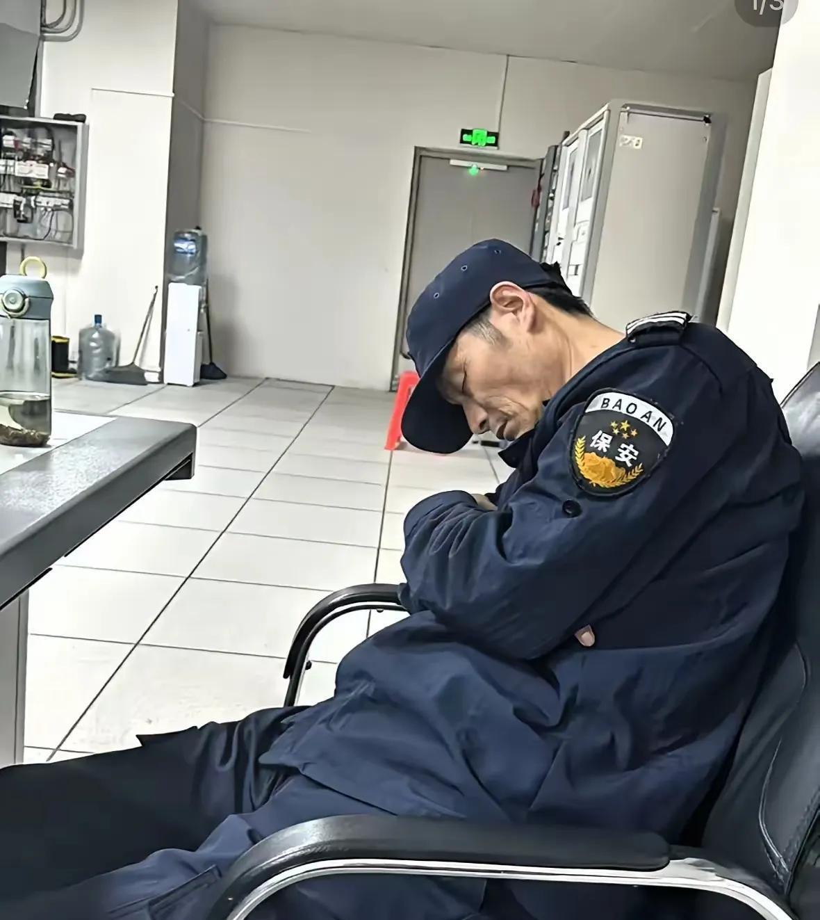 “一个月就挣2000块钱，连正常生理需求都不放过，太过分了”！
广东60岁大叔干