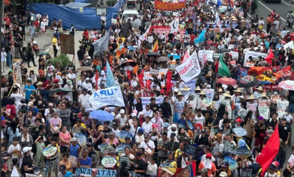 马科斯发表国情咨文，菲律宾民众走上街头，抗议“糟糕治理、腐败与贫困”
 
7月2