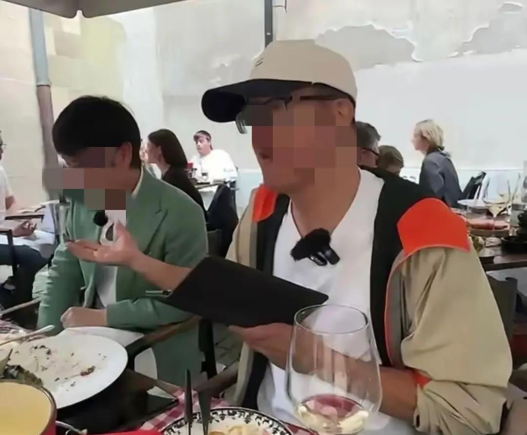 笑不活了！看图说话，图片上的这两人为啥都指着对方说，这顿饭驴付钱？
这两天在网上