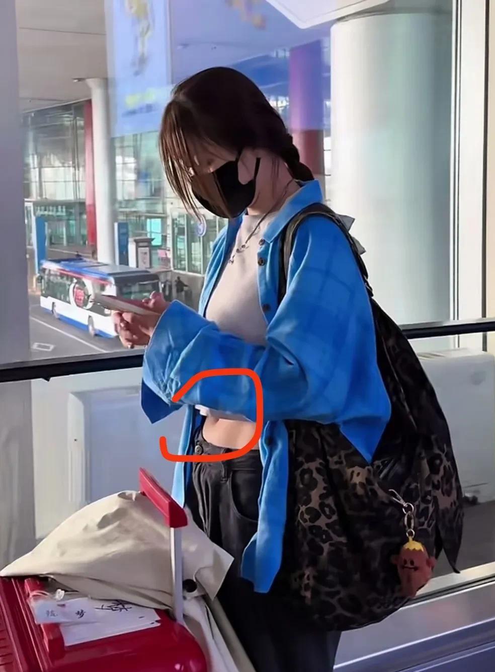 梦姐这个露脐造型的出行穿搭让人费解？
离开国乒的梦姐彻底放飞，着装上也是随心所欲