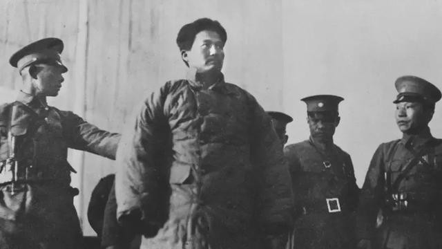 1935年，方志敏罕见留影，镜头中的他虽身陷囹圄，但依旧不卑不亢