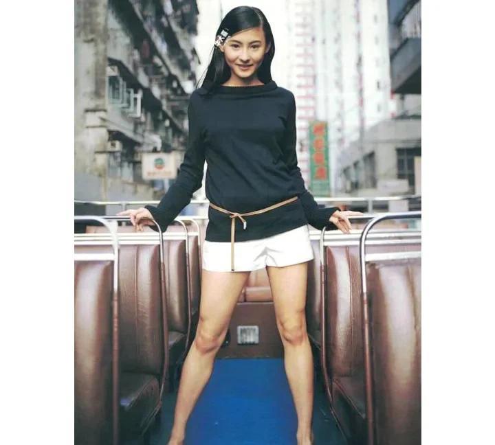 1999年，十九岁的张柏芝在香港拍下了这张宣传照，一时惊起千层浪，人们纷纷感叹: