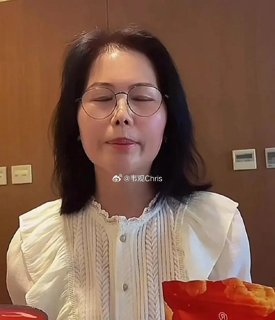 小杨阿姨又开直播啦，网友在直播间大骂大S一家，说话难听至极，一直称呼别人大花蛇，