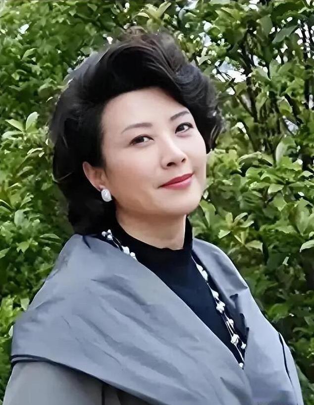 她是冷艳型的女演员，气质典雅，演技出众，虽然在娱乐圈里一直不温不火的，但她用心去