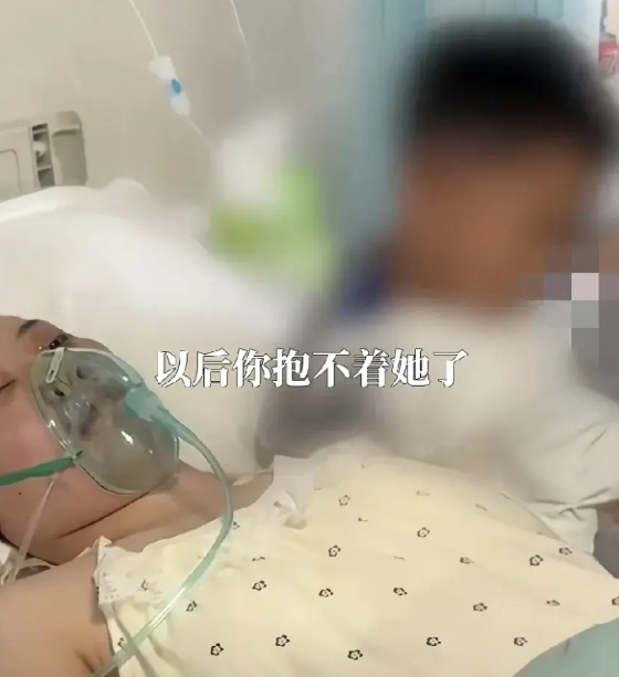 心碎！“抱抱妈妈吧，以后你就抱不到她了！”男人哄着在妈妈病床上还在贪玩儿打滚的儿