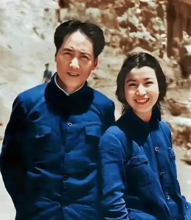 1939年，延安，抗战时期，伟人和一位女性的合影，有人说这位女性是伟人的夫人？还
