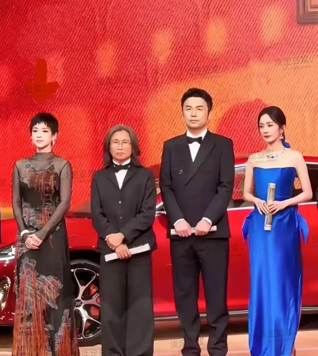 演员章子怡和杨幂同框，看有人杨幂比章子怡漂亮十倍，我还想说章子怡演技比杨幂强百倍