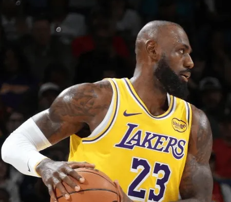 昨日NBA常规赛，湖人战胜鹈鹕。赛后，
前NBA球员迈克尔-里德发推表示：“詹姆