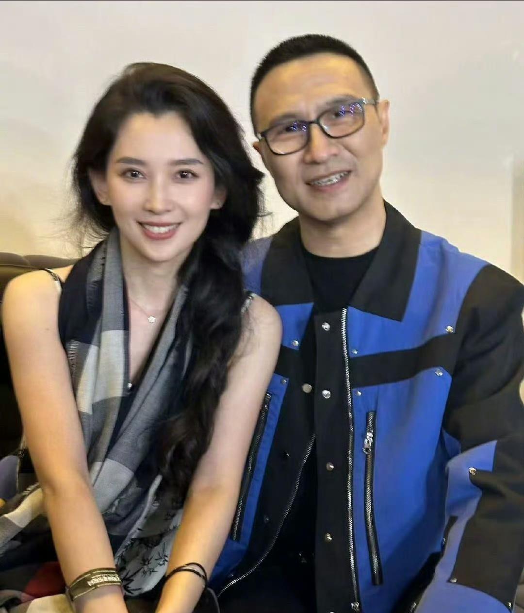 6月22日，汪峰牵宁静上热搜后，又牵森林北上了热搜！森林北真的很聪明！
宁静属于
