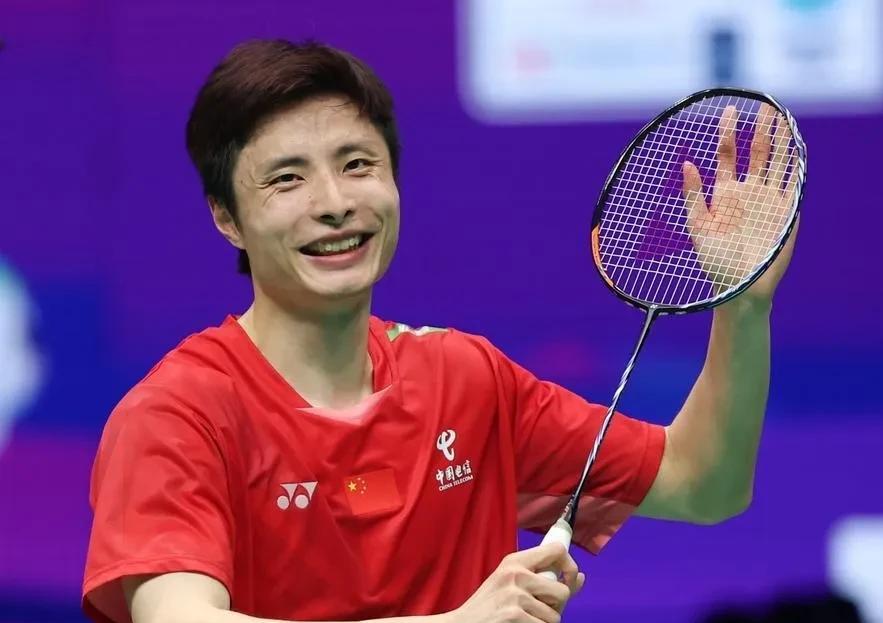 石宇奇2：0横扫奈良冈功大！
2025苏迪曼杯混合团体锦标半决赛中国队与日本队的