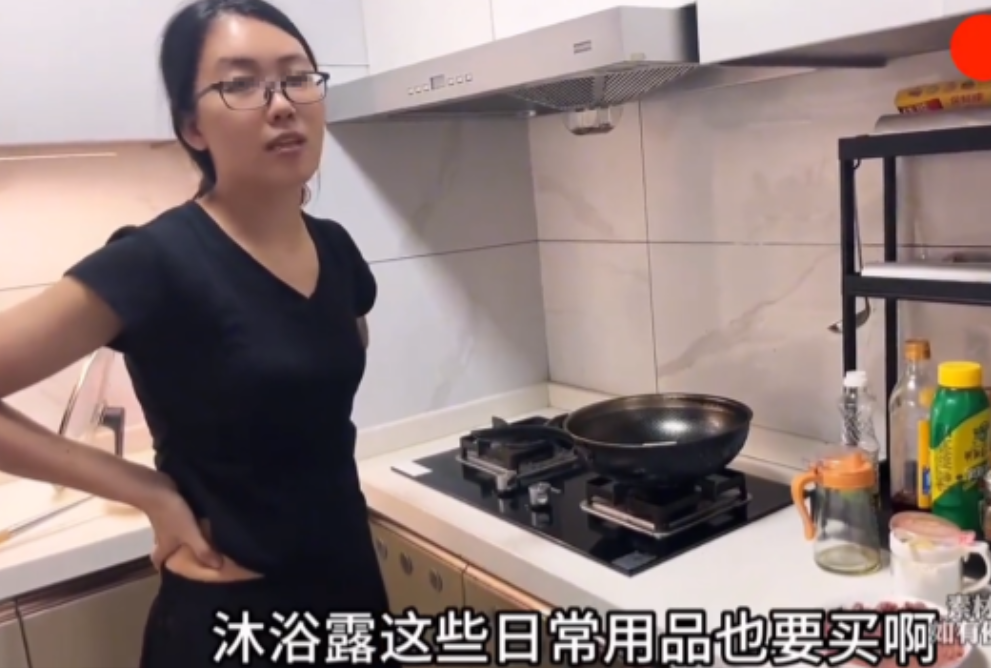 男子一个月给妻子 3000 块生活费，但妻子买的菜让他无语，就一盘煮豆腐和一点点