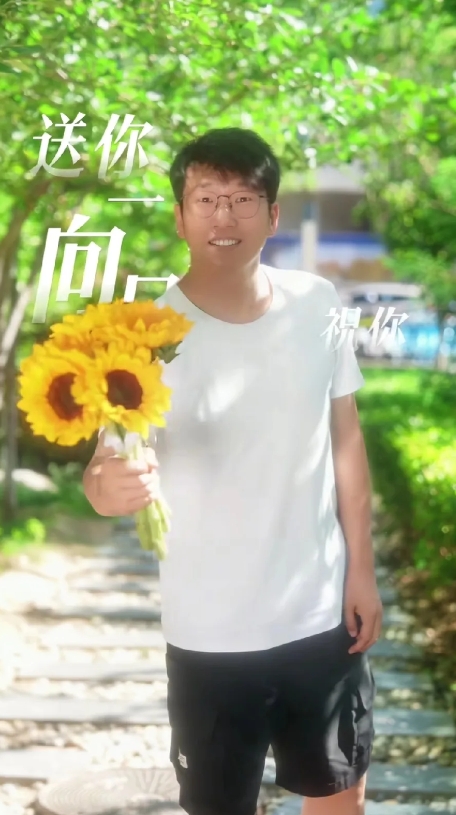 很欣赏这一群追光的青年
一方面他们在努力工作带货
另一方面他们积极地传递正能量