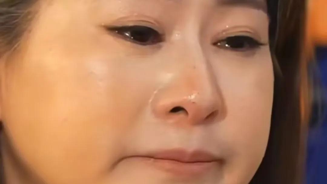 场子姐直播回忆丈夫背叛瞬间，不由崩溃落泪：我连想靠一下的人都没有！