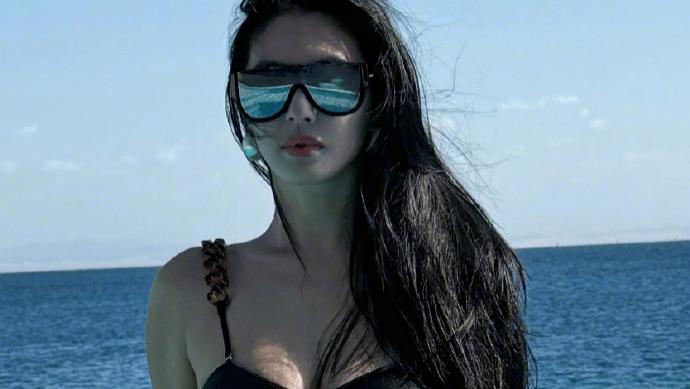 张雨绮跨年晒海边写真，身穿黑白泳衣尽显火辣身材！