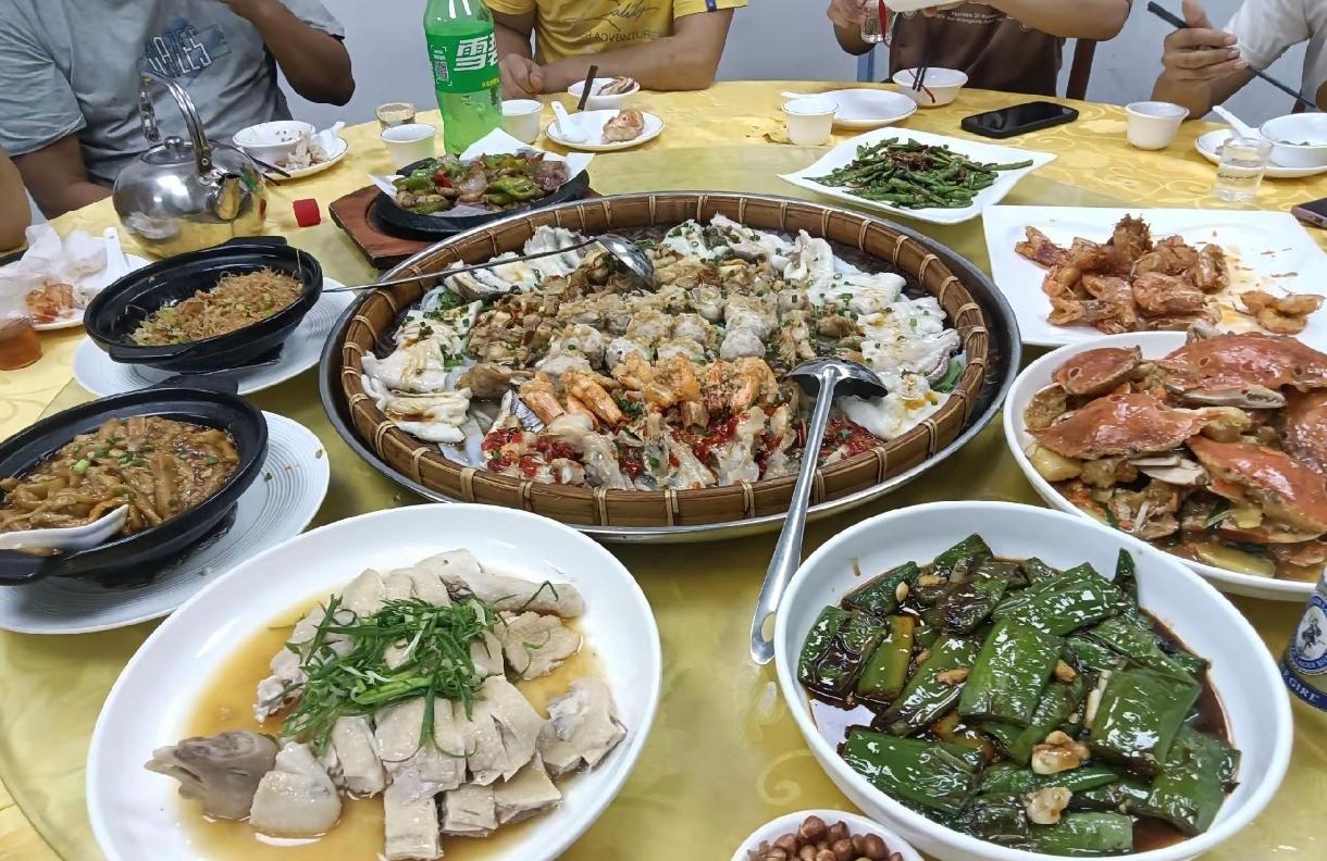 昨天跟几个车间新来的操作工吃饭，席间大家一起聊天，其中一个操作工的经历让我很吃惊