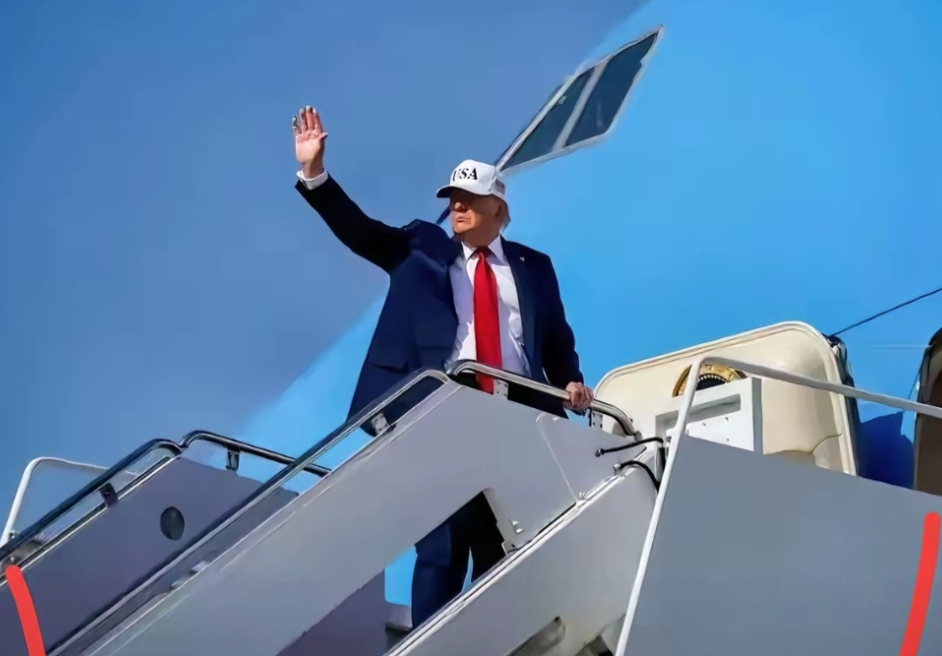 快讯！快讯！

美国白宫宣布了

​据路透社报道，白宫新闻秘书莱维特说特朗普将于