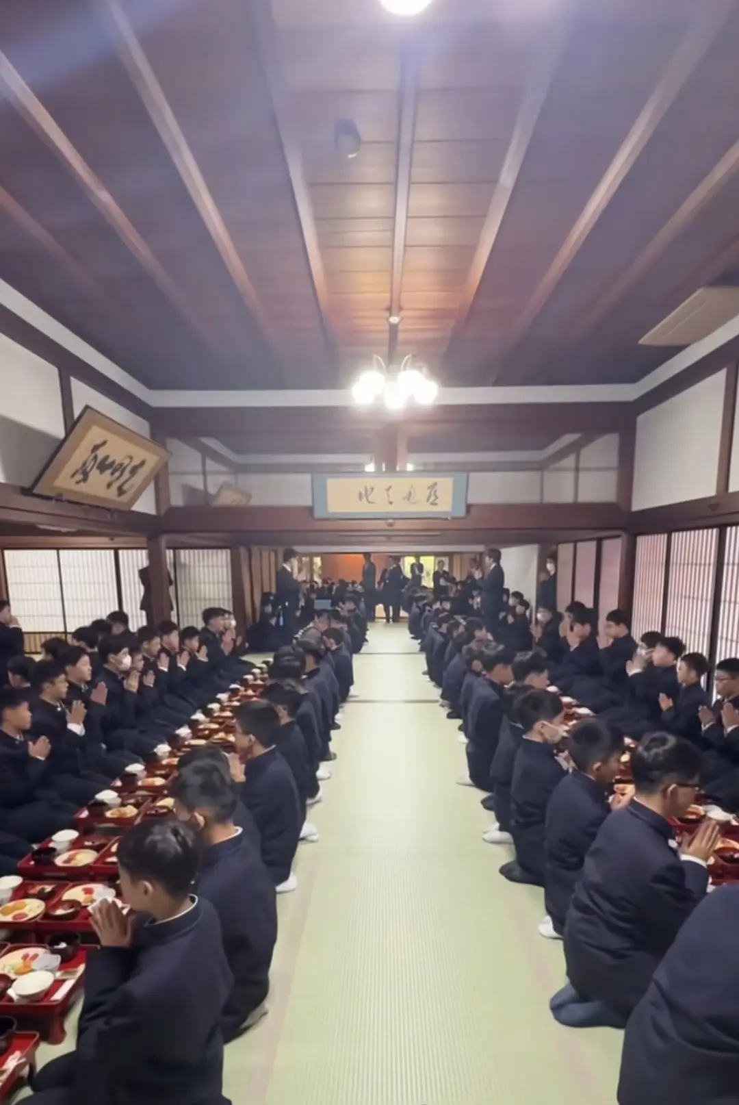 这些日本中学生吃饭前都在干啥呢？

