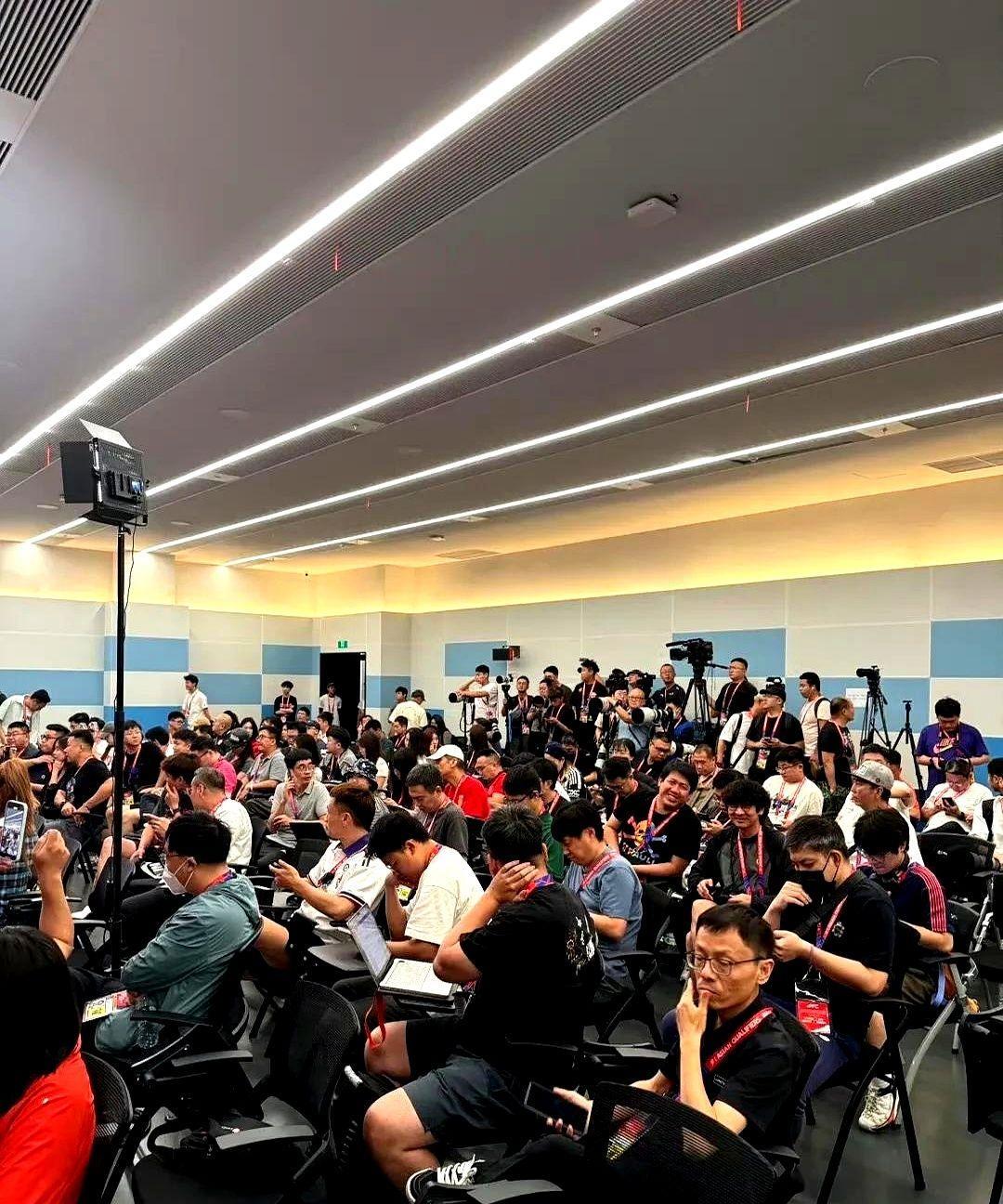 国足对阵巴林赛前发布会，这么多记者到场可能都失望了。
有记者直接抛出敏感问题：“