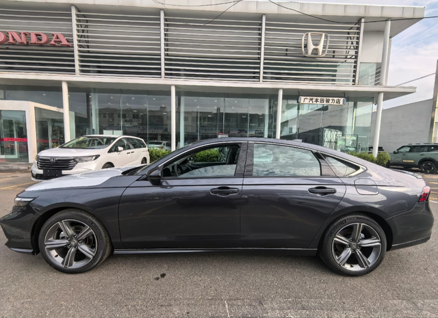 地包天雅阁，凸嘴巴
现车雅阁11代半真的这样夸张吗，这凸嘴看着真的太难看了，这样