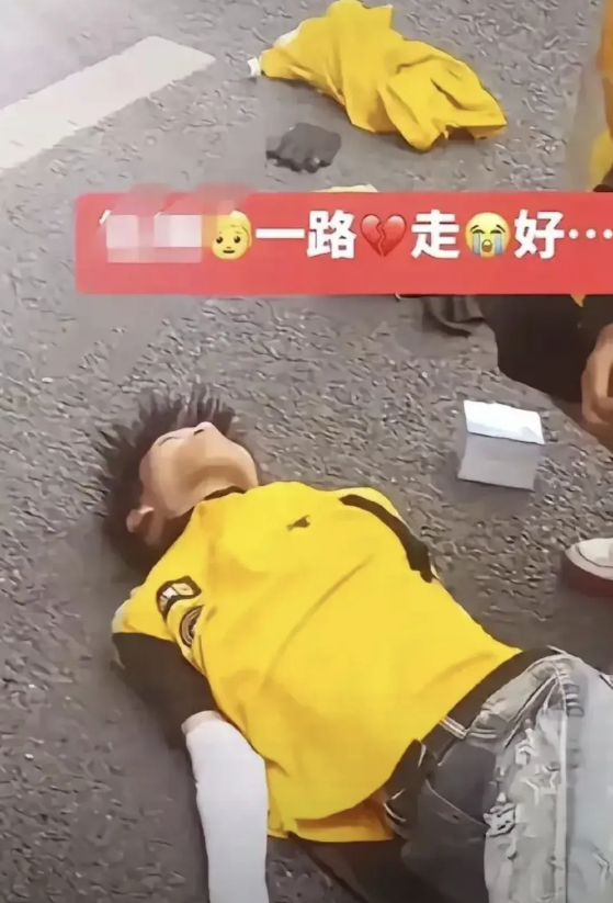 “19岁快递小哥为躲避行人撞上了电动车车头，抢救无效去世了。”看到这个新闻，我心