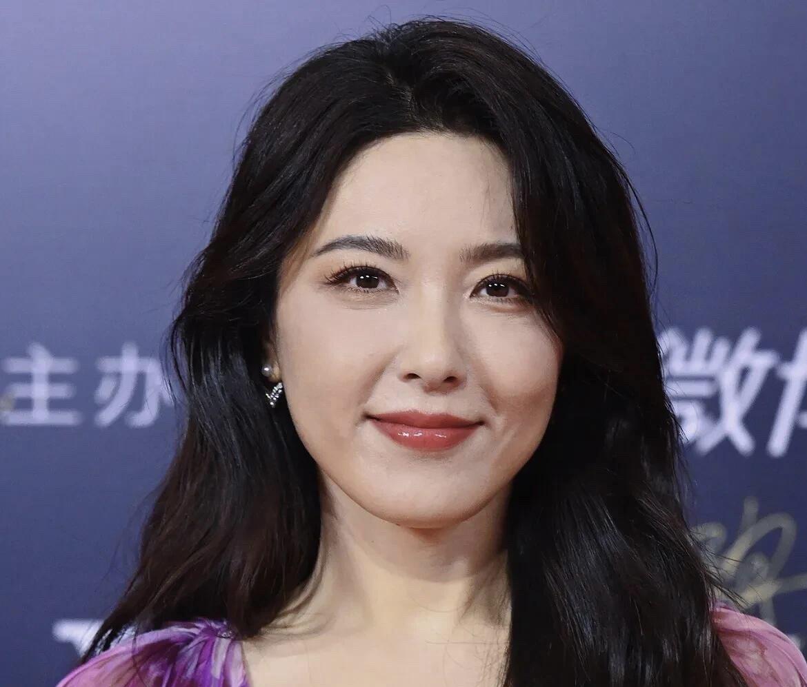 平时有些观众说她的脸型不好看，有时候有点苦相，算不算中戏的美女。其实人家有这个颜