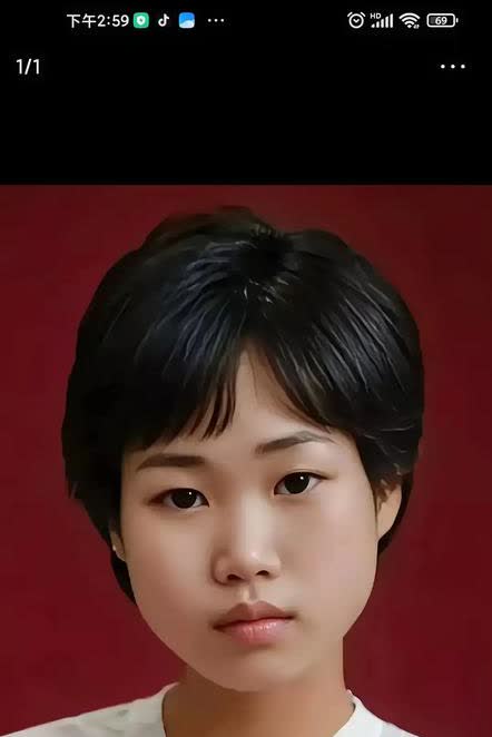 秀丽的面容，清澈的双眼，羸弱的肩膀，谁能想到，这么一位邻家小妹一样的女子在面对敌