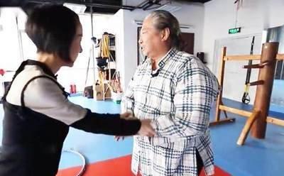 洪金宝当初教鲁豫防身术，行为引发热议