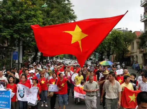 南越和北越现在的内部矛盾，极为尖锐，几乎不可调和。南越的想法就是，如果越南不统一