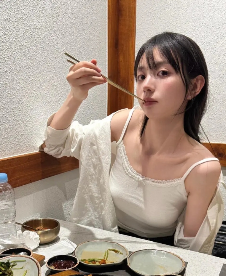 女演员田曦薇在社交平台分享晒出最新自拍照，并配文: 逛吃逛吃。