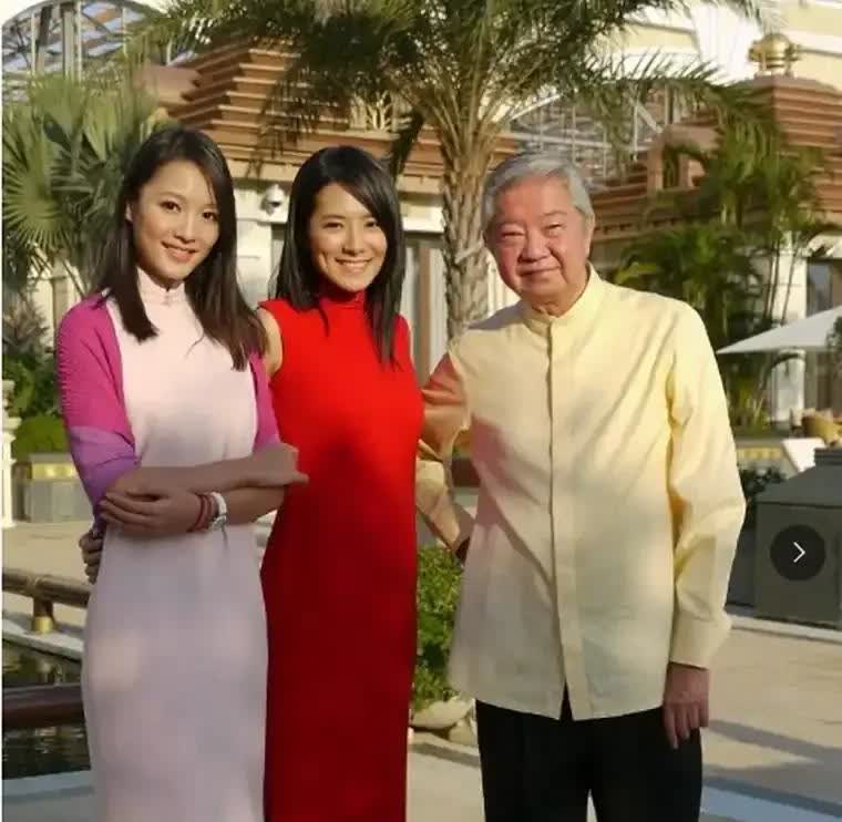许多人羡慕蔡澜，
​风光无限死而无憾。
活着有钱有闲，
天下美食尝遍。
