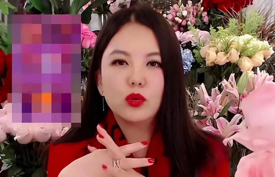 《思思娱乐》王诗龄变身新版“吸血虫”？李湘携女提豪车现身，王诗龄体型圆润胖若两人