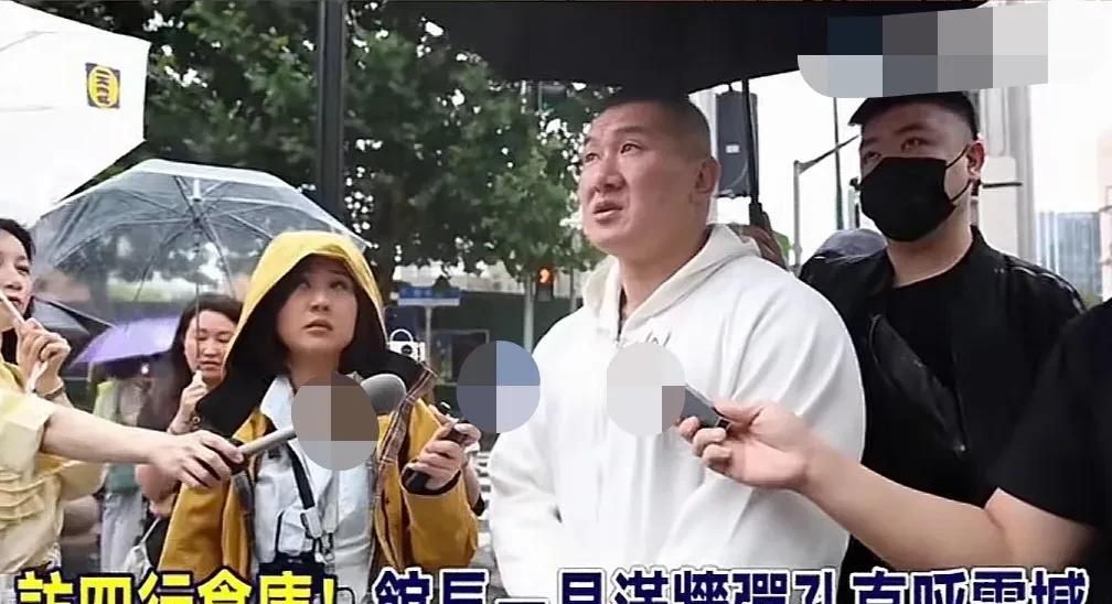 发现没有？台湾网红馆长的一个细节，看得出他还是挺严谨的。
在来上海这几天都，他不