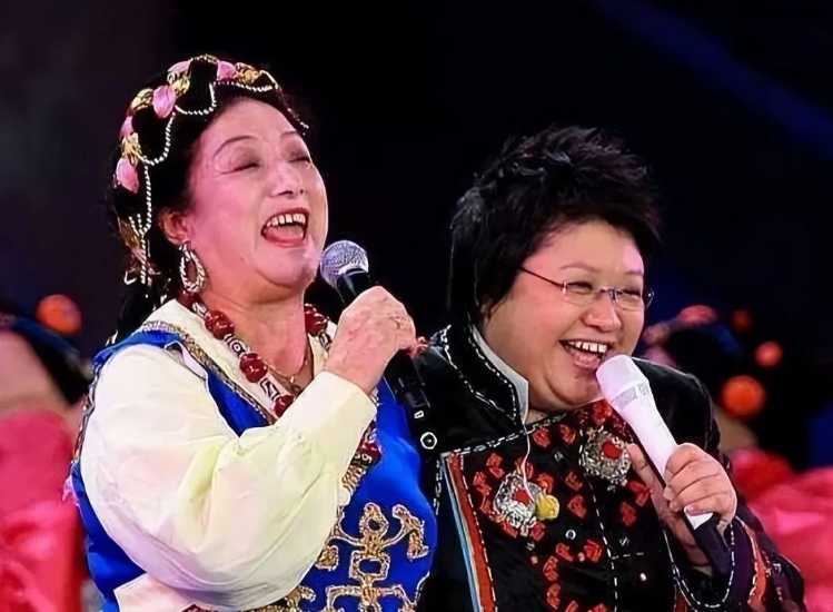 韩红母女都是苦命人！

母亲雍西中年丧夫，没有再婚而是把余生都献给了国家！女儿韩