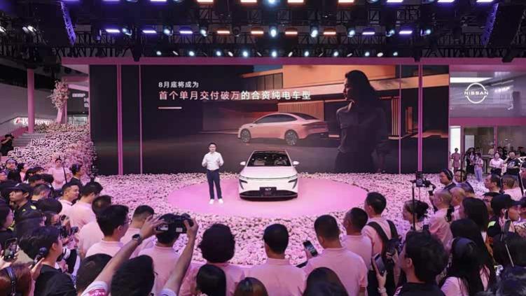 卷疯了日产N7单月交付破万，官宣玫瑰摩卡新内饰！