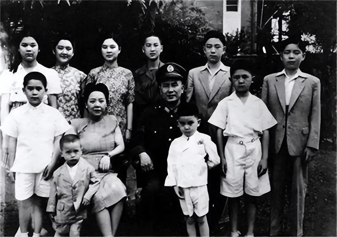 1930年，白崇禧与妻女分居两地，副官许辉生给他找来几个女人，却被白崇禧指着鼻子