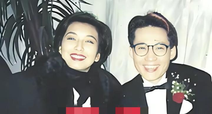 江姗年轻时与友人的一张留影，灿烂的笑容妩媚动人