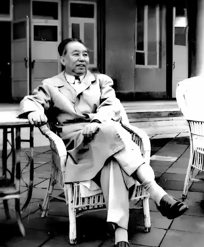 辞去党和国家领导职务的华国锋同志，风采依旧，慈祥的笑容，淡定的神情，让人愈法尊敬