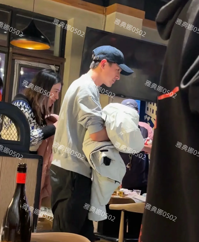 沈阳烧烤店偶遇林更新！
五官立体，浓眉大眼，脸小腿长又高又瘦，标准大帅哥，本人比