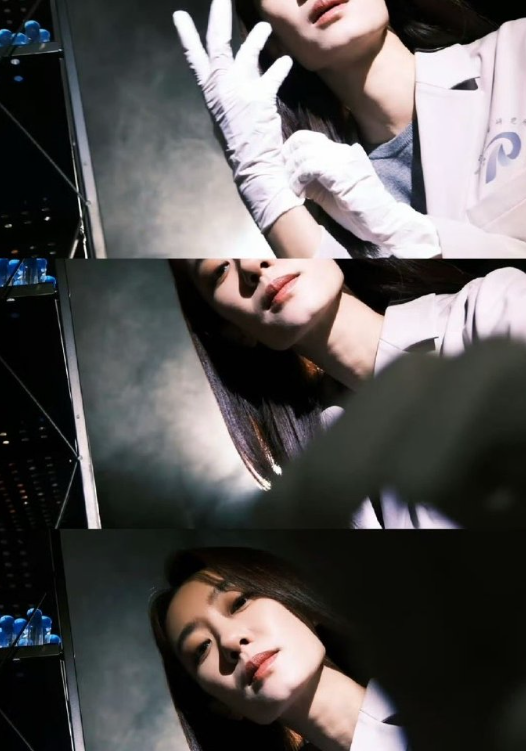 张小斐用俯拍视角完成了一场视觉绑架！白手套在雾气里划过的轨迹，像在给观众的视网膜