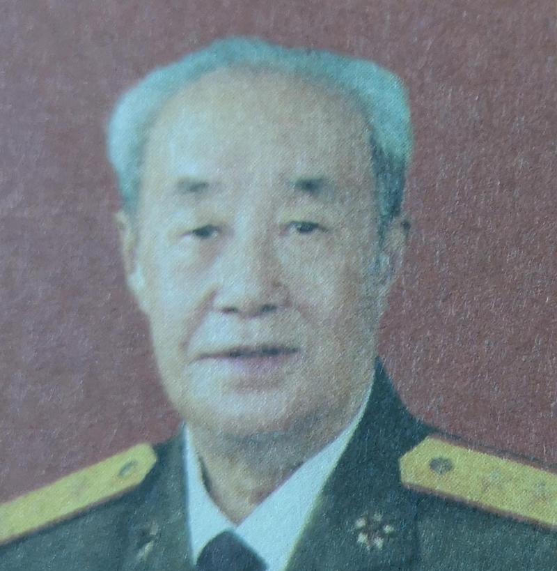 1961年，原沈阳军区司令邓华上将前往川西高原视察，路遇驻军第130师。师长董占