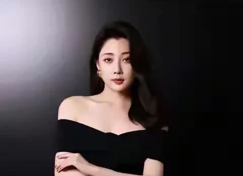 她是演员中的女富豪，多辆豪车轮流开，如今45岁却活得像20岁