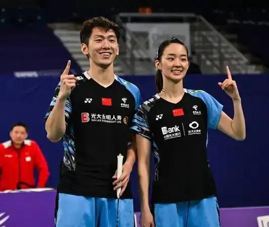 国羽遭遇硬仗!
今天下午一点，超级1000印尼公开赛将迎来半决赛。国羽仅有五个球