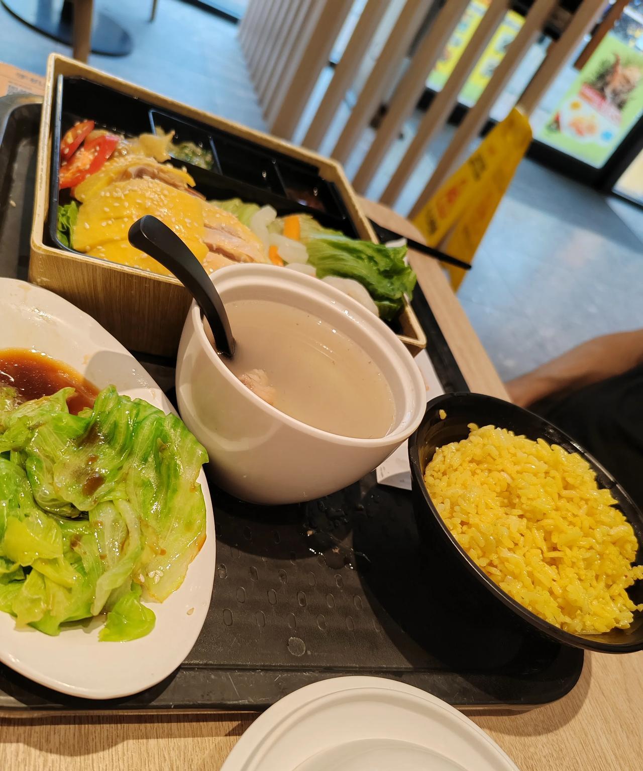鸡肉有肉的香味，配置的蔬菜、小菜爽脆可口，老火靓汤真装实料。
中午十一点，不到饭