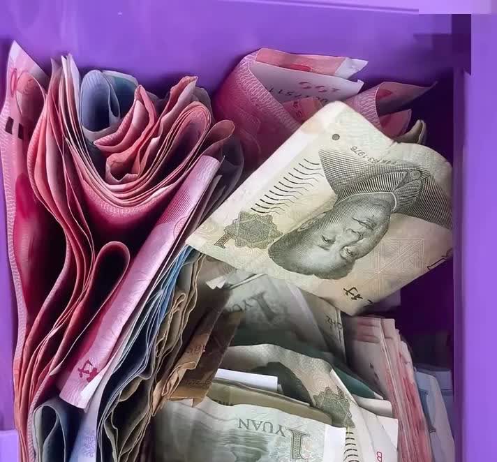 四川，一名女子在给儿子整理房间的时候，意外在他床底下发现了他的存钱罐。她打开存钱