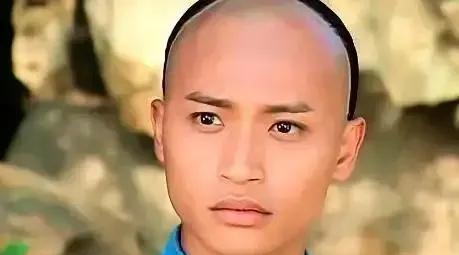 54岁陈志鹏这是怎么了？不结婚、不退役，还女性穿透视装。难道是他太像哥哥张国荣了