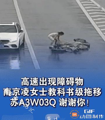 同样是开奔驰车的女士，做人的差距咋就这么大呢？………
一个在“亮证”……
一个在