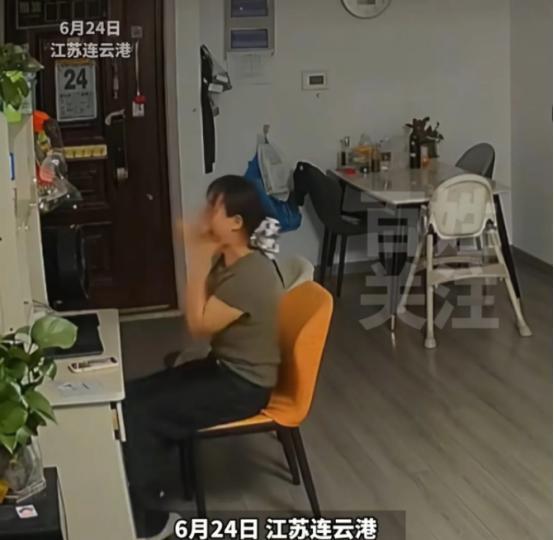 “绷不住了”！近日爆出，江苏连云港，王女士因为儿子不敢查分数，所以决定自己动手帮